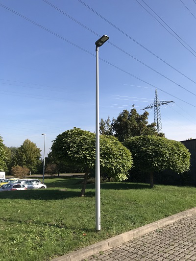 Lichtmast-mit-Mastleuchte